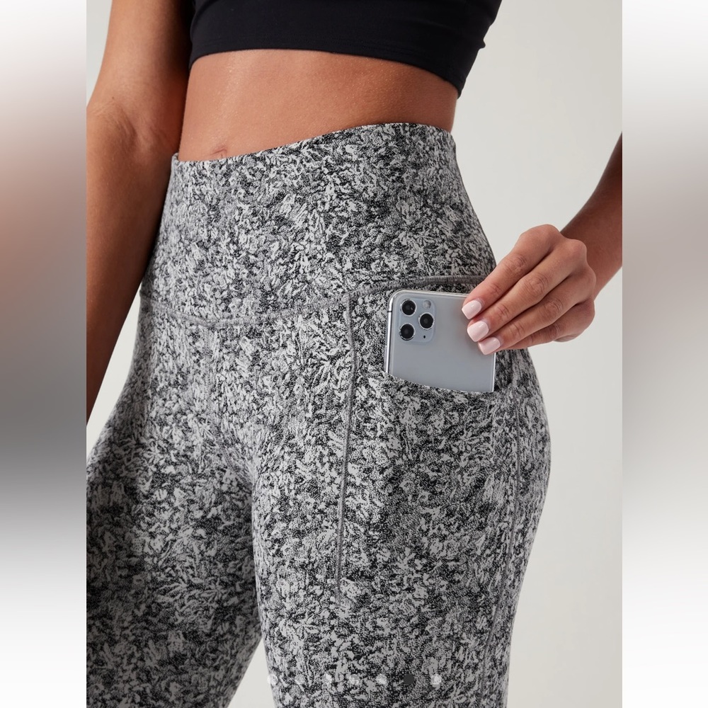 NWOT ATHLETA SALUTATION STASH TEXTURED 7/8 TIGHT.
